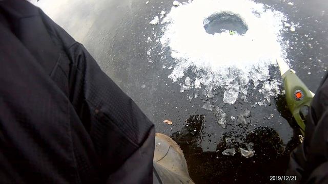 Ловля РОТАНА на поплавок и мормышку. Рыбалка по первому льду 2019-2020. смотреть онлайн