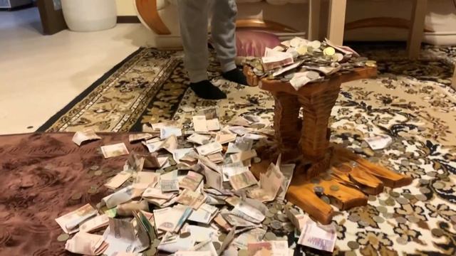 Вскрываю копилку- избушку , копил 8 месяцев/ Обменял на 💵 доллары и евро 💶