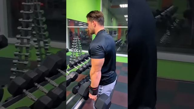 Тренировка спины с гантелями. Back workout with dumbbell смотреть онлайн