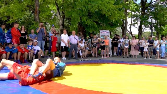 Показательные волгоградских выступления самбистов на фестивале "Тричетыре" смотреть онлайн