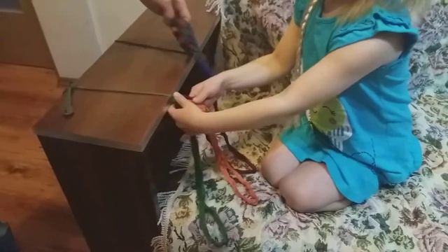 Как научится заплетать косичку. Косичка из мулине. Тренажор косичка для ребенка. Своими руками.