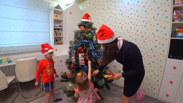 Наряжаем елку ЧЕЛЛЕНДЖ // У кого елка лучше? | Леша vs Ксюша смотреть онлайн