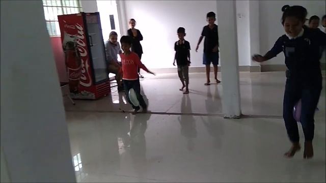 Balloon Relays - Five different team games to play with balloons. смотреть онлайн