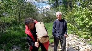 В 83 ГОДА ЕФИМЫЧ КОЛЕТ ДРОВА!!!!