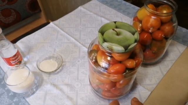 Маринуем помидоры с чесноком. Все съедаем и рассол выпиваем. смотреть онлайн