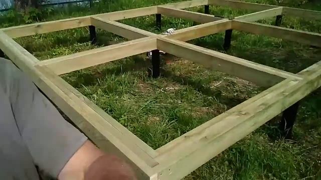 Строительство свайно - винтовых фундаментов. Обвязка доской.