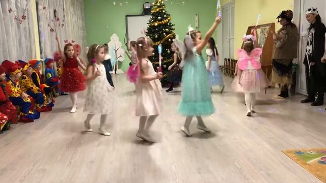 Танец фей на Новый год в детском саду. Старшая группа смотреть онлайн