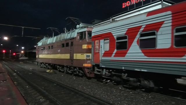 ЧС4Т-541 со скорым поездом Челябинск — Санкт-Петербург прибывает на станцию Вологда-1 смотреть онлайн