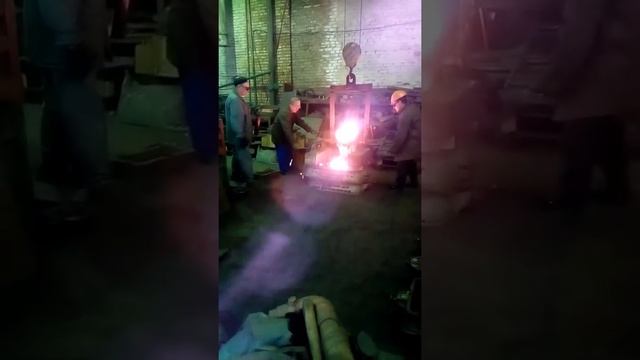 Отливка чугуна. И заливка в опоки. смотреть онлайн