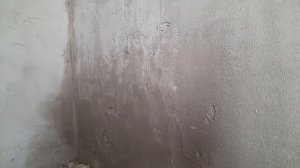 Старые стены, краска, бетоноконтакт, и штукатурка, без серьёзных инструментов.