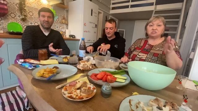 На даче весело ?У Лизы потрясающий голос ,спела две песни.Вот так и живем на позитиве ❤️ смотреть онлайн