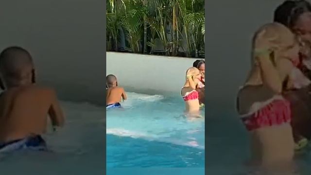 С детьми в Доминикане. #shorts Как найти общий язык с людьми Обучение испанскому языку пригодилось смотреть онлайн