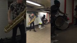 Саксофонист в подземном переходе ( Too Many Zooz)