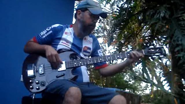 Playing a few grooves with an Ibanez EB-3! смотреть онлайн