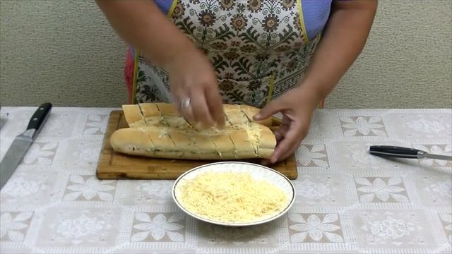 БАГЕТ С СЫРНО -ЧЕСНОЧНОЙ НАЧИНКОЙ / BAGUETTE WITH CHEESE AND GARLIC смотреть онлайн