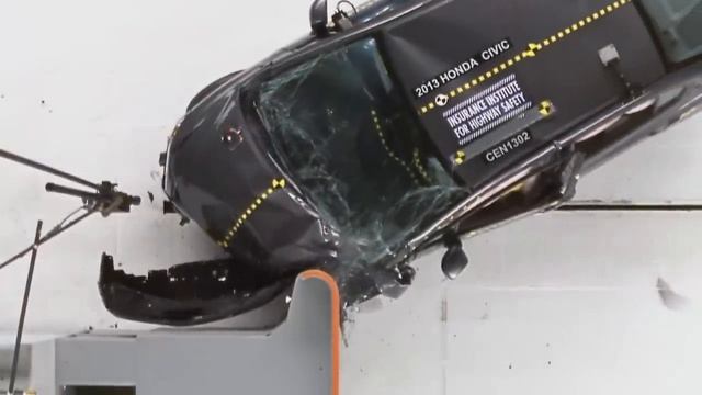 2013 Honda Civic 4-door driver-side small overlap IIHS crash test смотреть онлайн