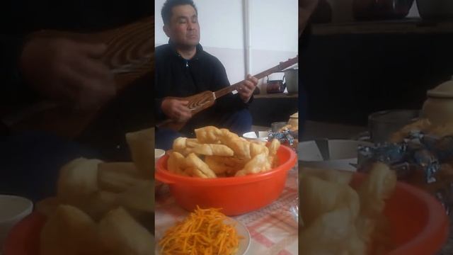 Тон районунун Темир Канат айылынан Самира биздин ырчы кыз