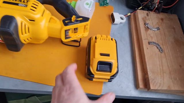 Китайская совместимая батарея DeWALT 9 Аh - вполне себе устройство. смотреть онлайн