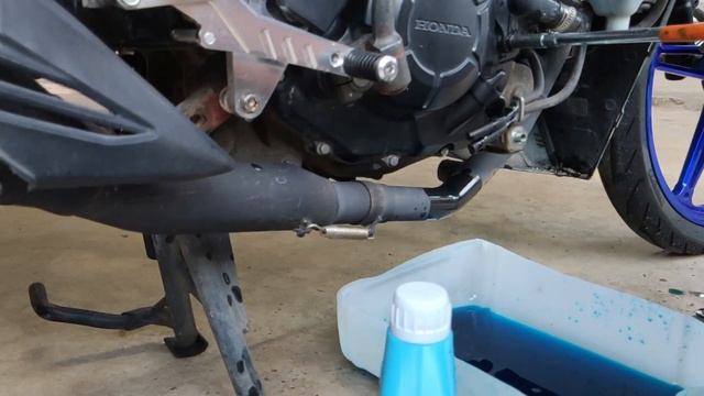 CARA tukar COOLANT Honda RS150R смотреть онлайн