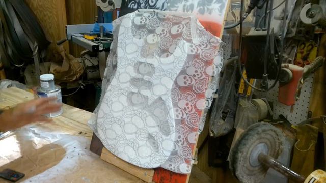 painting skulls on a stratocaster body using skull pattern lace material. смотреть онлайн