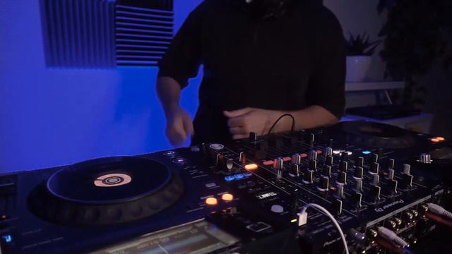 Sound in Motion Radio 002 / Melodic Techno & Progressive House Mix смотреть онлайн
