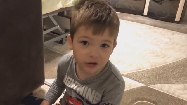 Илья Щуренков читает стихотворение "На папе" А.Усачёва смотреть онлайн