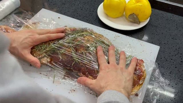 Баранина в духовке. Баранья лопатка в духовке. Запечённая баранина в фольге. смотреть онлайн