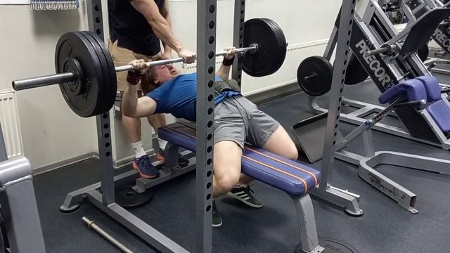 Собственный вес 80кг. Увеличиваем жим #жим #жимлежа #пауэрлифтинг #benchpress #тренировки #strong смотреть онлайн