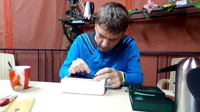 Снимаю заднюю крышку на самсунг с 6? смотреть онлайн