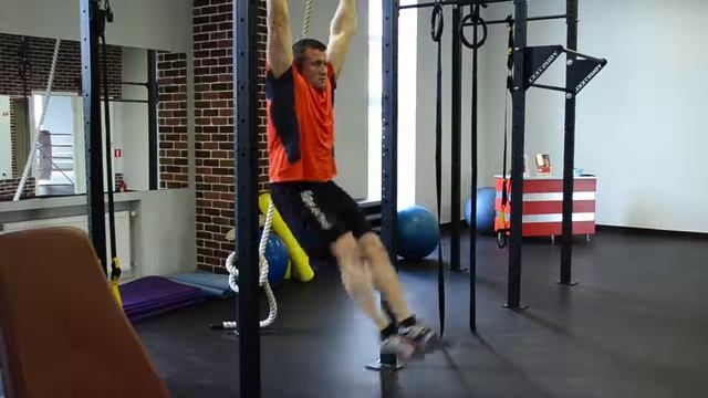 Подъемы прямых ног в уголок