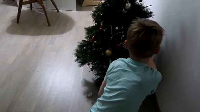Vlog: Продолжаем выполнять новогодние задания // Детям понравились подарки? смотреть онлайн