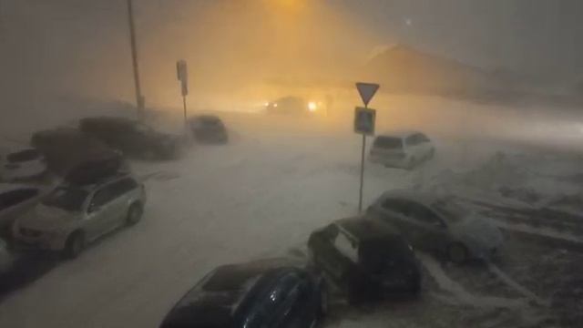 Сильный ветер сбивает пешеходов с ног в Южно-Сахалинске смотреть онлайн