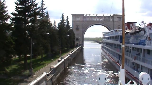 Полное шлюзование теплоходов за 2 минуты. Шлюз Углича. смотреть онлайн