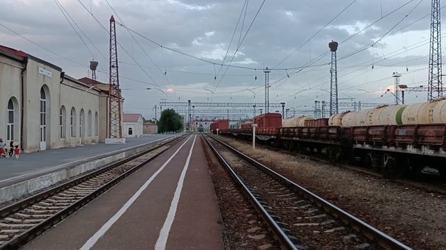 Армения,аисты и приветливый машинист электровоза - Armenia, storks and friendly locomotive driver смотреть онлайн