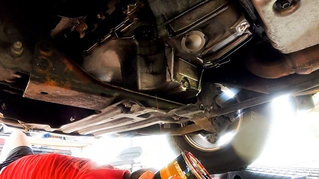 Change Engine Oil and Filter on 2002 - 06 Chevy Avalanche 5.3 L | Reset Change Oil Light смотреть онлайн