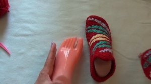 Очень красивые тапочки "Спелая вишня" укороченными рядами. Hausschuhe in kurzen Reihen gestrickt