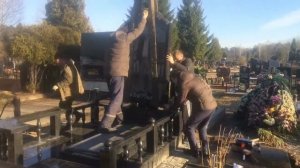 Установка памятника краном