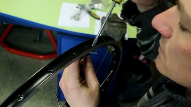 Урок спицевания колеса велосипеда от Веломоды смотреть онлайн