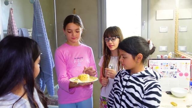 LE RAGAZZE DEL COLLEGE LAS LUNAS FANNO IL PIGIAMA PARTY VACANZE DI NATALE (Ep9 St1 La BULLA VS SOFI