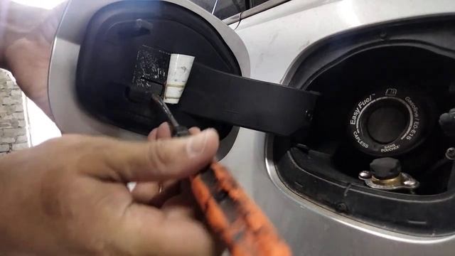 Как снять лючек бензобака Форд фьюжн. Всё очень легко и просто. смотреть онлайн