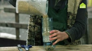 Как сделать кормушку для цыплят из пластиковой бутылки своими руками / Советы птицеводам