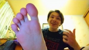 нюхаю свою ногу дома