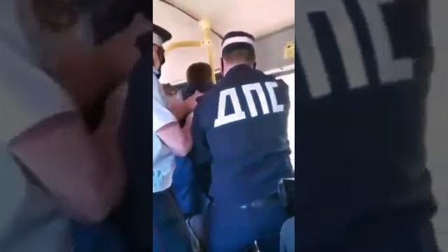 Беспредел ДПС. Высадили из автобуса. Трое против одного. смотреть онлайн