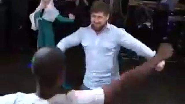 РАМЗАН КАДЫРОВ ТАНЦУЕТ ЛЕЗГИНКУ! смотреть онлайн