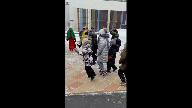 Детвора весело с играми провожает Масленицу смотреть онлайн