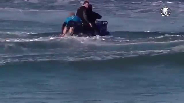 Акула напала на серфера на турнире J Bay Open смотреть онлайн