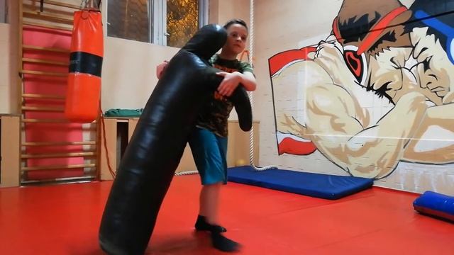 Алекс, тренировка по борьбе (работа с борцовскими манекенами) 14.11.2020 смотреть онлайн