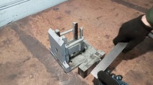 Приспособление ,  для сплющивания концов профильной трубы.