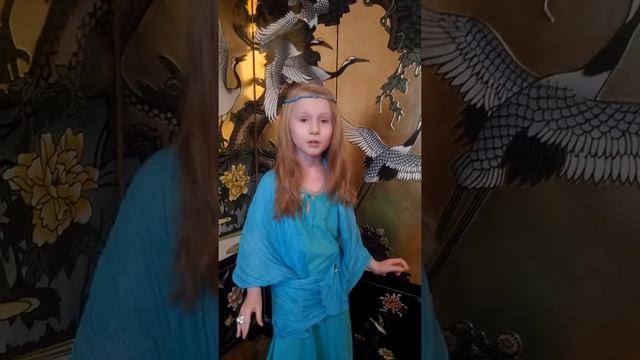 Маруся Ефремова читает Николая Гумилёва "Кензели" ("В шумном платье муаровом...") смотреть онлайн