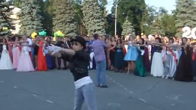 Gangnam Style в Липецке вместо традиционного вальса выпускников смотреть онлайн